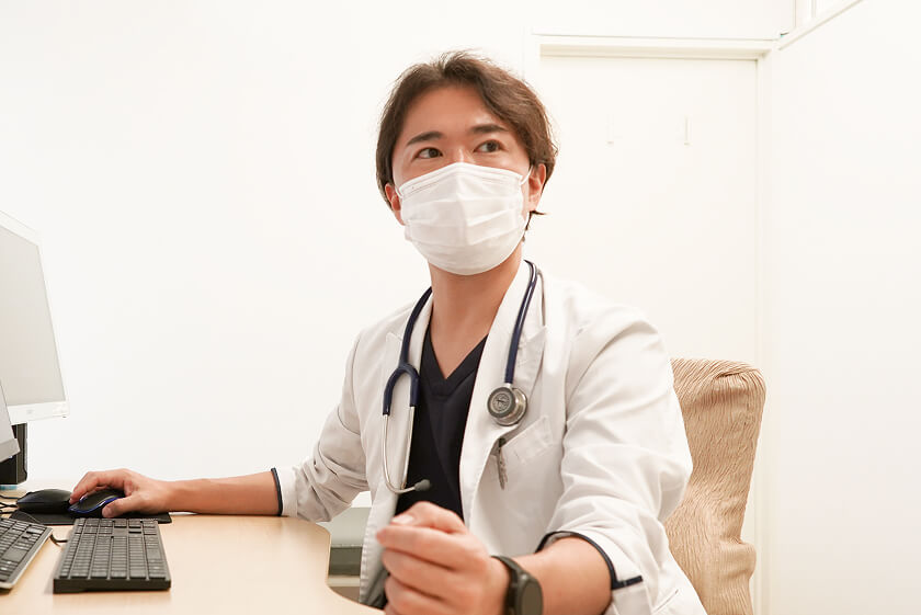 スマートフォンで予約している様子