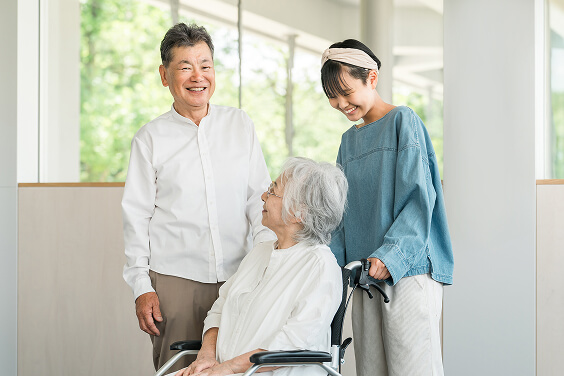 車椅子で受診している様子